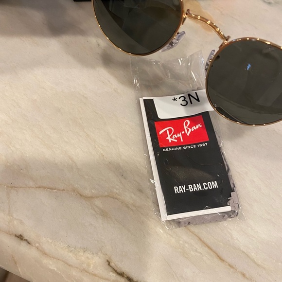 bran new ray-bans SIZE SMALL no returns - Picture 7 of 10